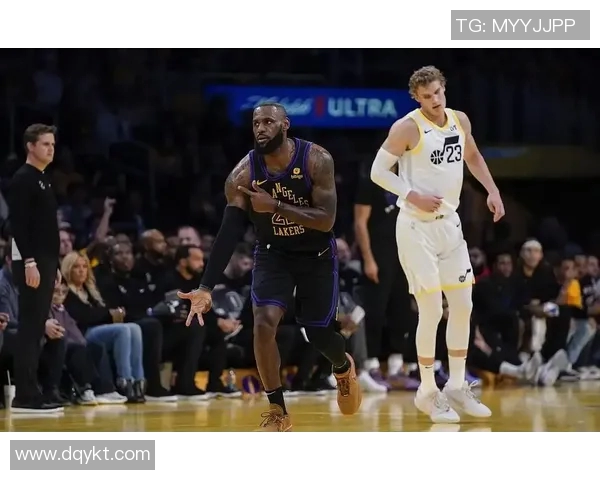 湖人对爵士比赛实时比分更新及精彩瞬间回顾